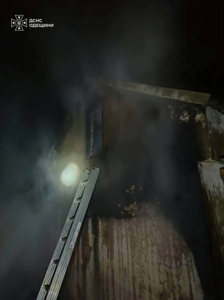 Пожежа на АЗС та пошкоджені будинки: ДСНС ліквідувала наслідки нічної атаки на Одещину Пожежа на АЗС та пошкоджені будинки: ДСНС ліквідувала наслідки нічної атаки на Одещину