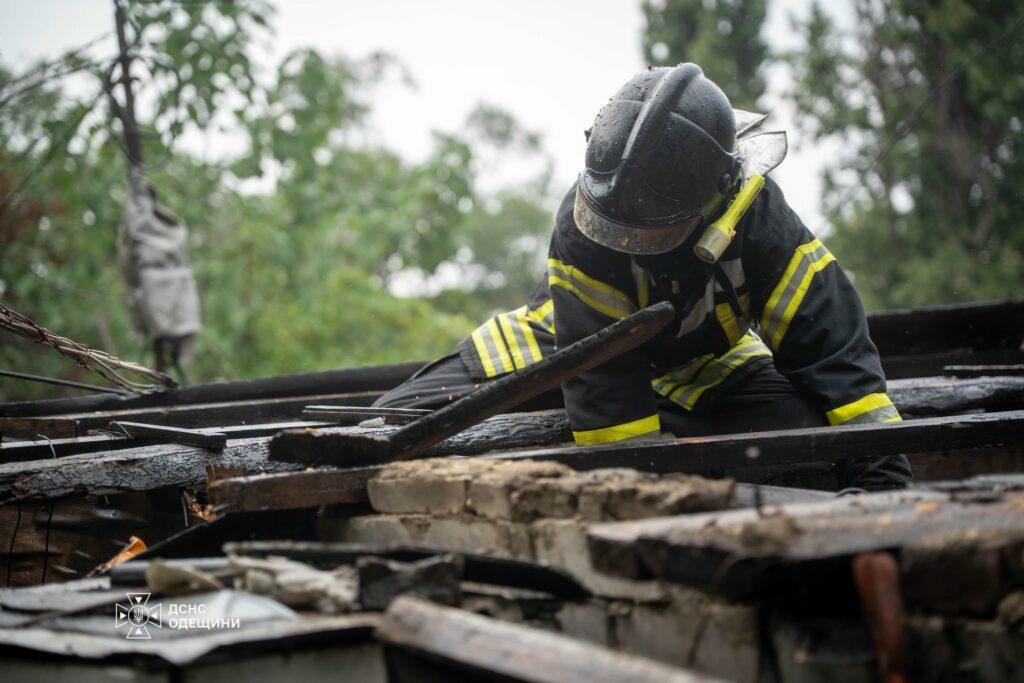 Ранковий удар по Одесі: ДСНС показала ліквідацію пожежі у житловому будинку Утренний удар по Одессе: ГСЧС показала ликвидацию пожара в жилом доме