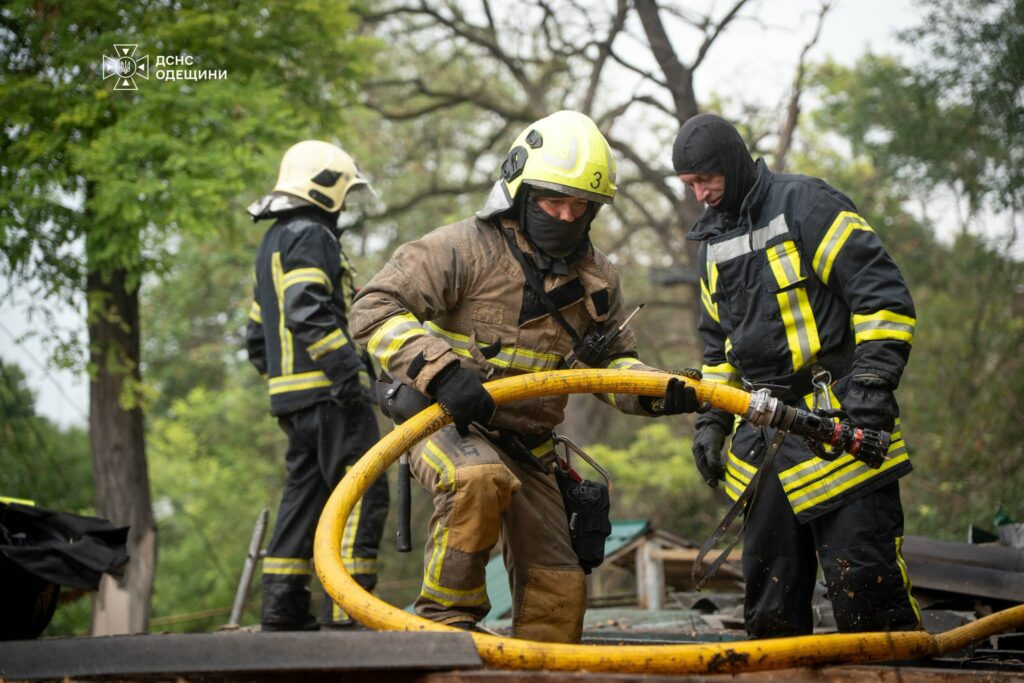 Ранковий удар по Одесі: ДСНС показала ліквідацію пожежі у житловому будинку Утренний удар по Одессе: ГСЧС показала ликвидацию пожара в жилом доме