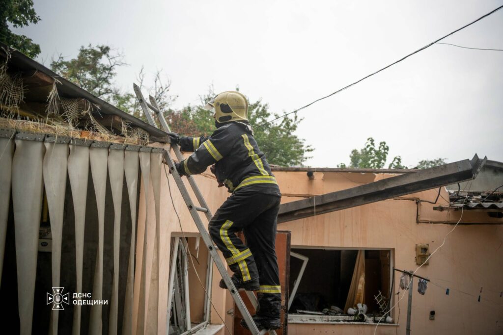 Ранковий удар по Одесі: ДСНС показала ліквідацію пожежі у житловому будинку Утренний удар по Одессе: ГСЧС показала ликвидацию пожара в жилом доме