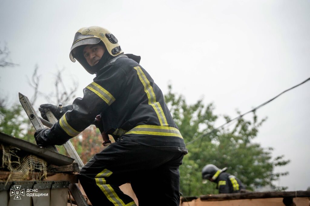 Ранковий удар по Одесі: ДСНС показала ліквідацію пожежі у житловому будинку Утренний удар по Одессе: ГСЧС показала ликвидацию пожара в жилом доме