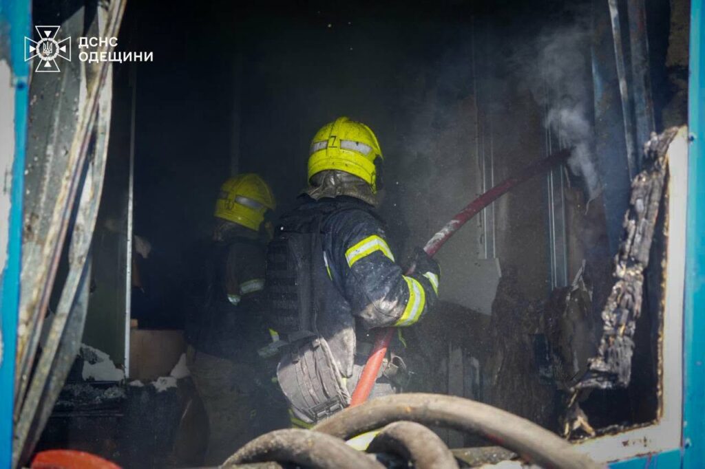Понад 200 рятувальників боролися з вогнем у ТЦ в Одесі після удару РФ