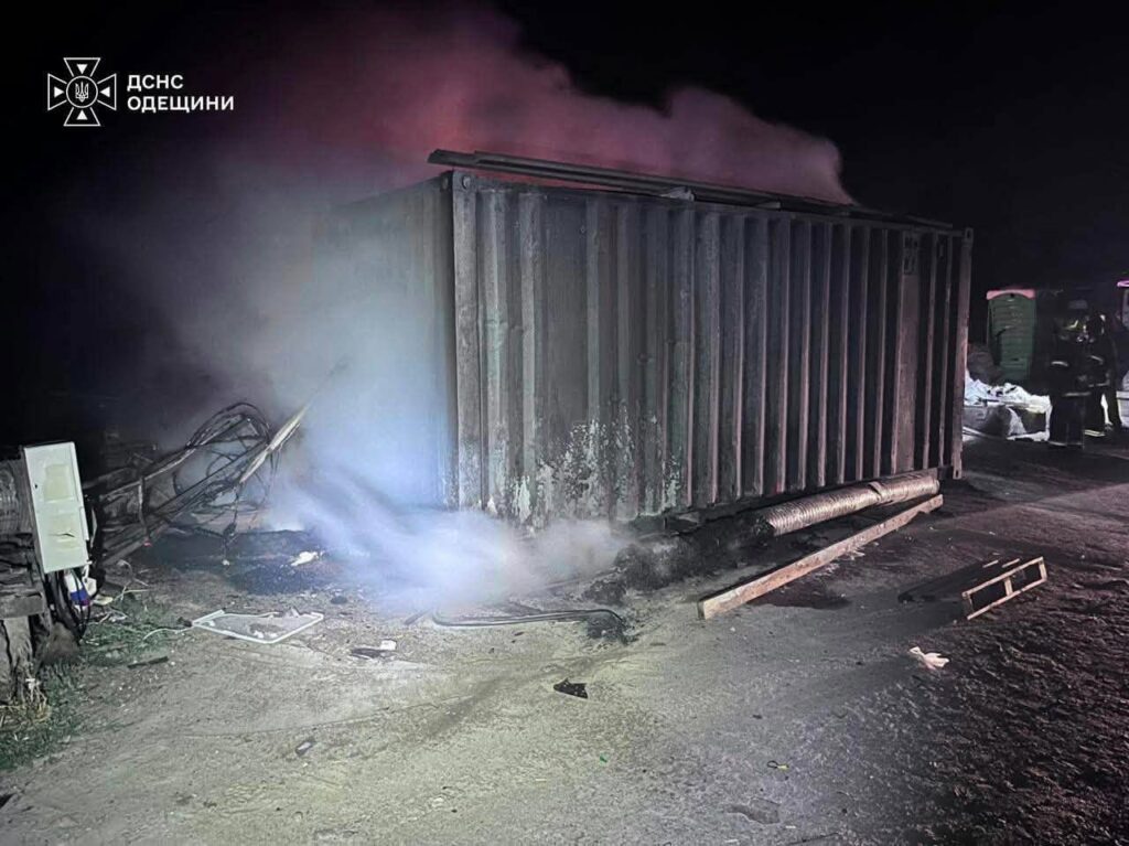 Пожежа на АЗС та пошкоджені будинки: ДСНС ліквідувала наслідки нічної атаки на Одещину Пожежа на АЗС та пошкоджені будинки: ДСНС ліквідувала наслідки нічної атаки на Одещину