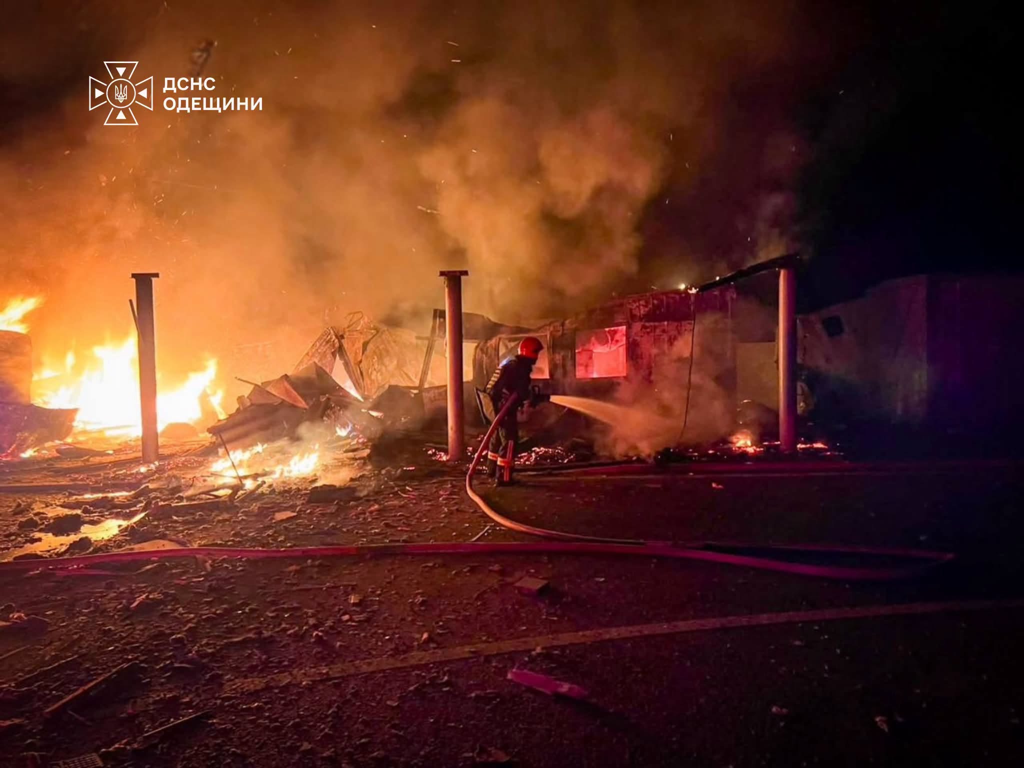 На Одещині після російської атаки загорілися дві металеві споруди На Одещині після російської атаки загорілися дві металеві споруди