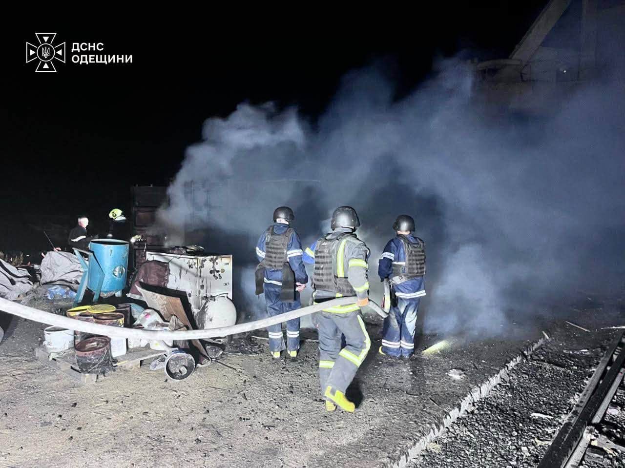 Пожежа на АЗС та пошкоджені будинки: ДСНС ліквідувала наслідки нічної атаки на Одещину Пожежа на АЗС та пошкоджені будинки: ДСНС ліквідувала наслідки нічної атаки на Одещину