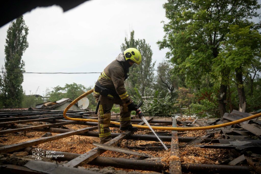 Ранковий удар по Одесі: ДСНС показала ліквідацію пожежі у житловому будинку Утренний удар по Одессе: ГСЧС показала ликвидацию пожара в жилом доме