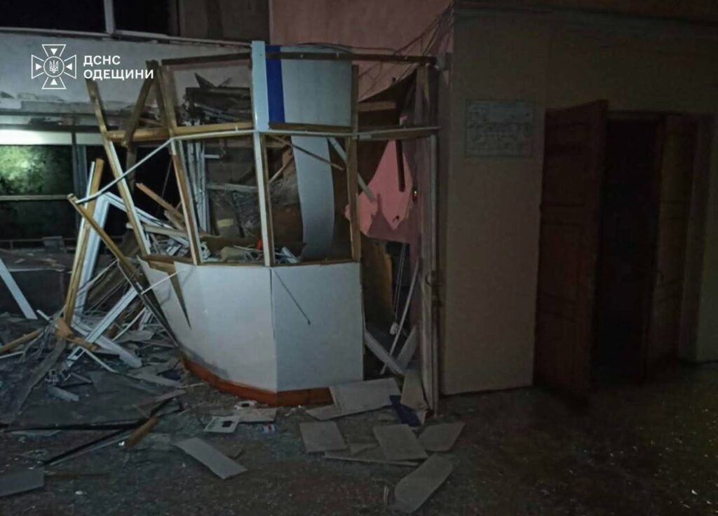 Пожежа на АЗС та пошкоджені будинки: ДСНС ліквідувала наслідки нічної атаки на Одещину Пожежа на АЗС та пошкоджені будинки: ДСНС ліквідувала наслідки нічної атаки на Одещину