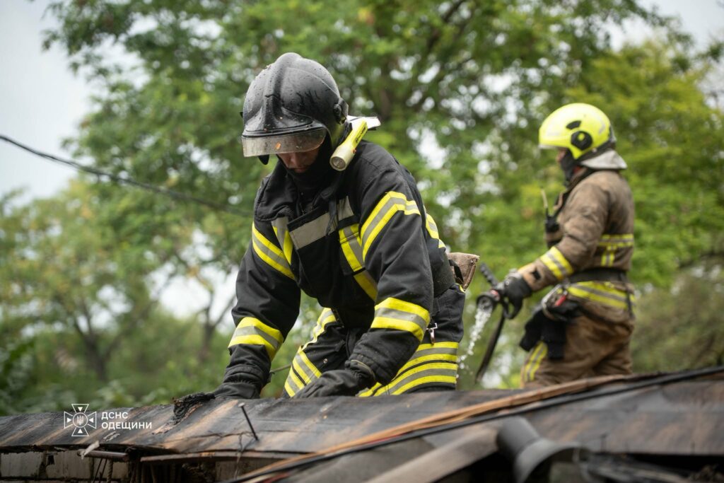 Ранковий удар по Одесі: ДСНС показала ліквідацію пожежі у житловому будинку Утренний удар по Одессе: ГСЧС показала ликвидацию пожара в жилом доме