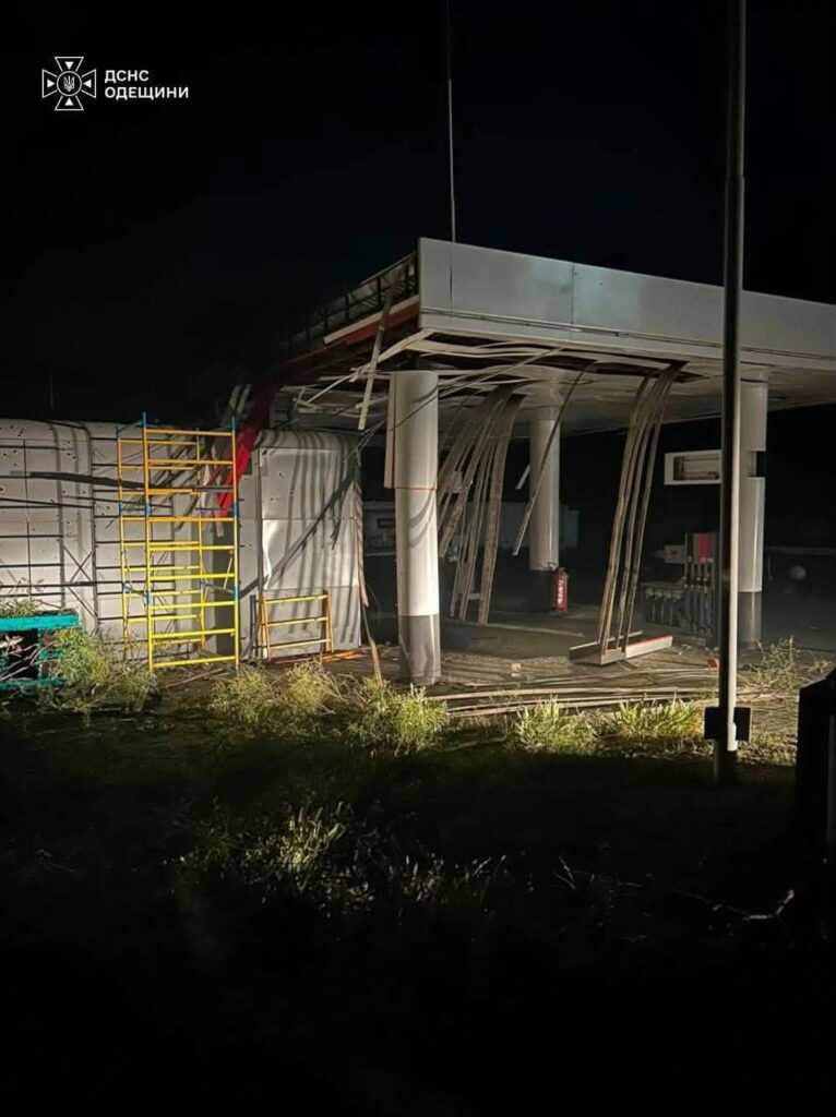 Пожежа на АЗС та пошкоджені будинки: ДСНС ліквідувала наслідки нічної атаки на Одещину Пожежа на АЗС та пошкоджені будинки: ДСНС ліквідувала наслідки нічної атаки на Одещину