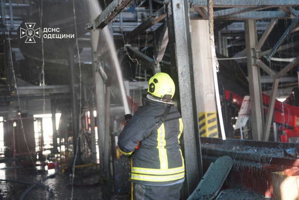 Ворожий удар по «Новій пошті» на Одещині: пожежу гасили понад 30 рятувальників (фото) Вражеский удар по «Новой почте» в Одесской области: пожар тушили 30 спасателей