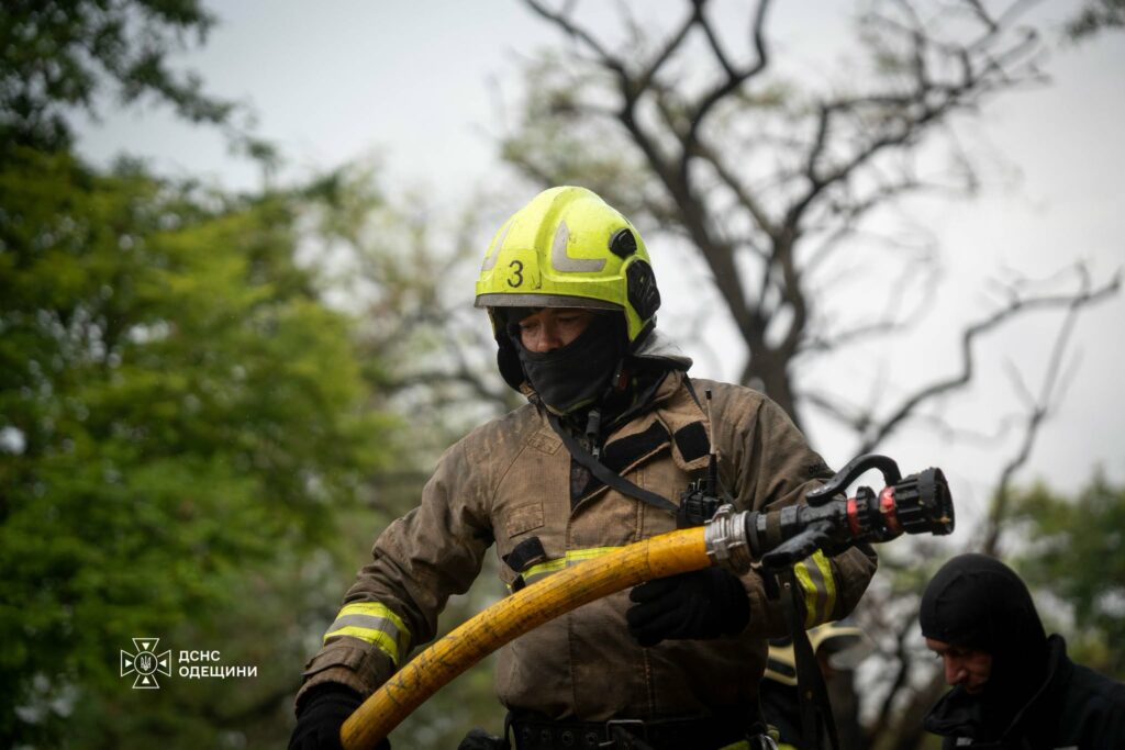 Ранковий удар по Одесі: ДСНС показала ліквідацію пожежі у житловому будинку Утренний удар по Одессе: ГСЧС показала ликвидацию пожара в жилом доме