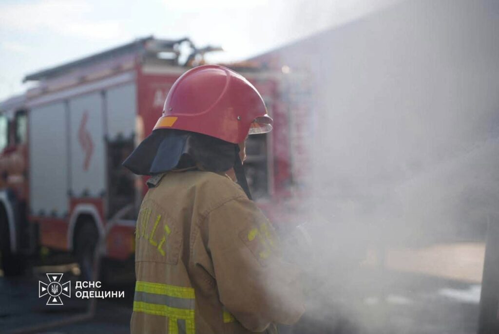 Ворожий удар по «Новій пошті» на Одещині: пожежу гасили понад 30 рятувальників (фото) Вражеский удар по «Новой почте» в Одесской области: пожар тушили 30 спасателей