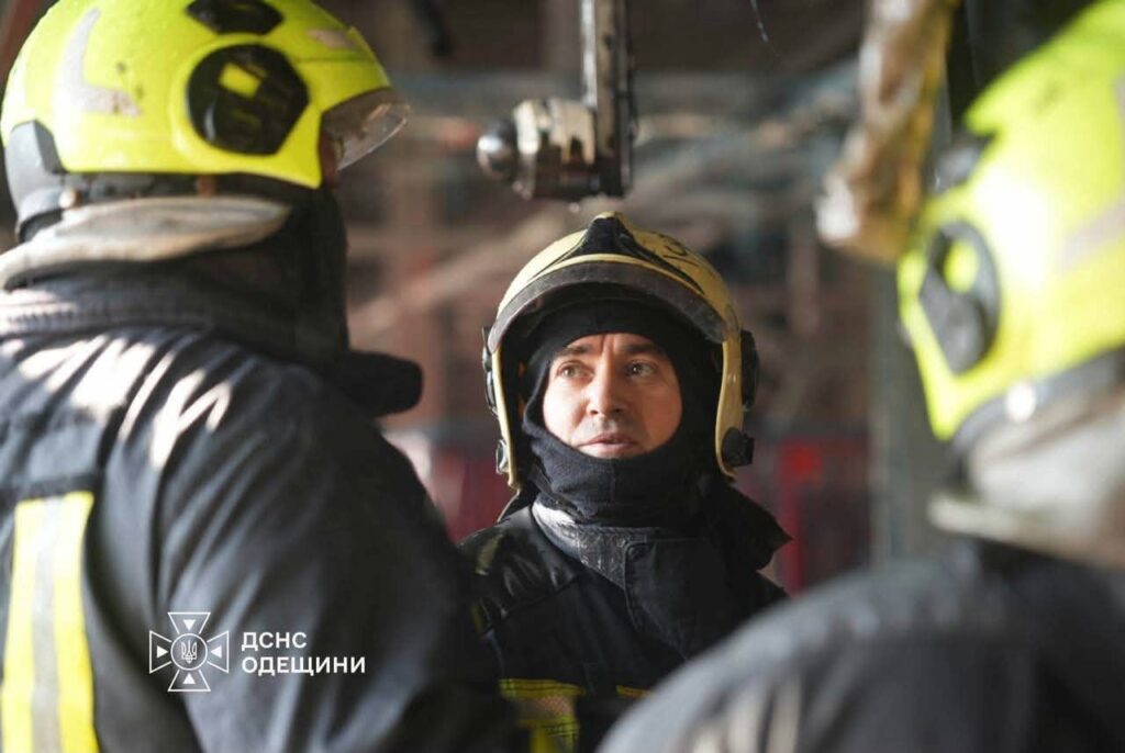 Ворожий удар по «Новій пошті» на Одещині: пожежу гасили понад 30 рятувальників (фото) Вражеский удар по «Новой почте» в Одесской области: пожар тушили 30 спасателей