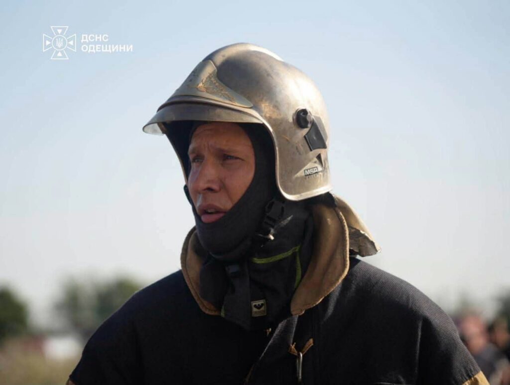 Ворожий удар по «Новій пошті» на Одещині: пожежу гасили понад 30 рятувальників (фото) Вражеский удар по «Новой почте» в Одесской области: пожар тушили 30 спасателей