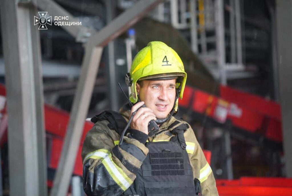 Ворожий удар по «Новій пошті» на Одещині: пожежу гасили понад 30 рятувальників (фото) Вражеский удар по «Новой почте» в Одесской области: пожар тушили 30 спасателей