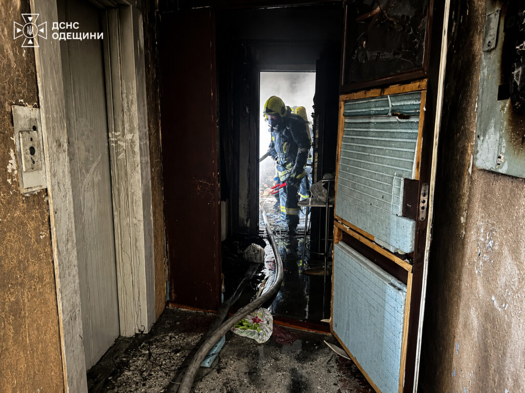 В Одесі під час пожежі в дев’ятиповерхівці врятували 95-річну жінку В Одесі під час пожежі в дев’ятиповерхівці врятували 95-річну жінку