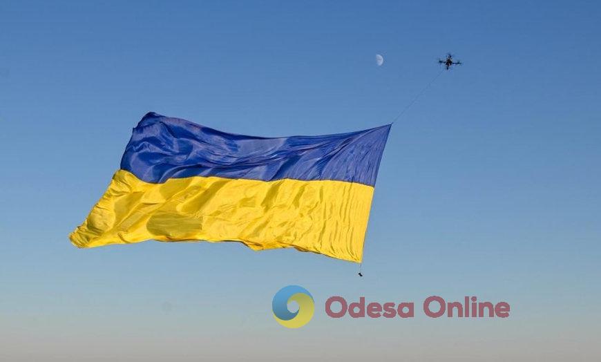 Над Чорним морем на Одещині підняли найбільший прапор України за допомогою БпЛА