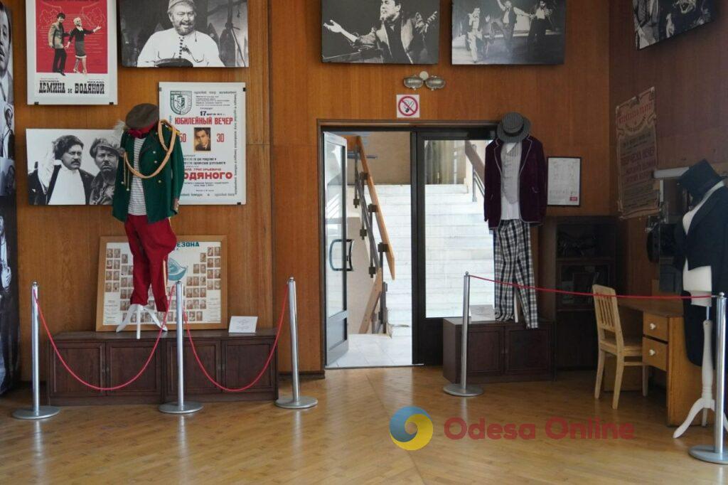 Між тривогами і сценою: Одеська музкомедія — погляд не з партеру Між тривогами і сценою: Одеська музкомедія — погляд не з партеру