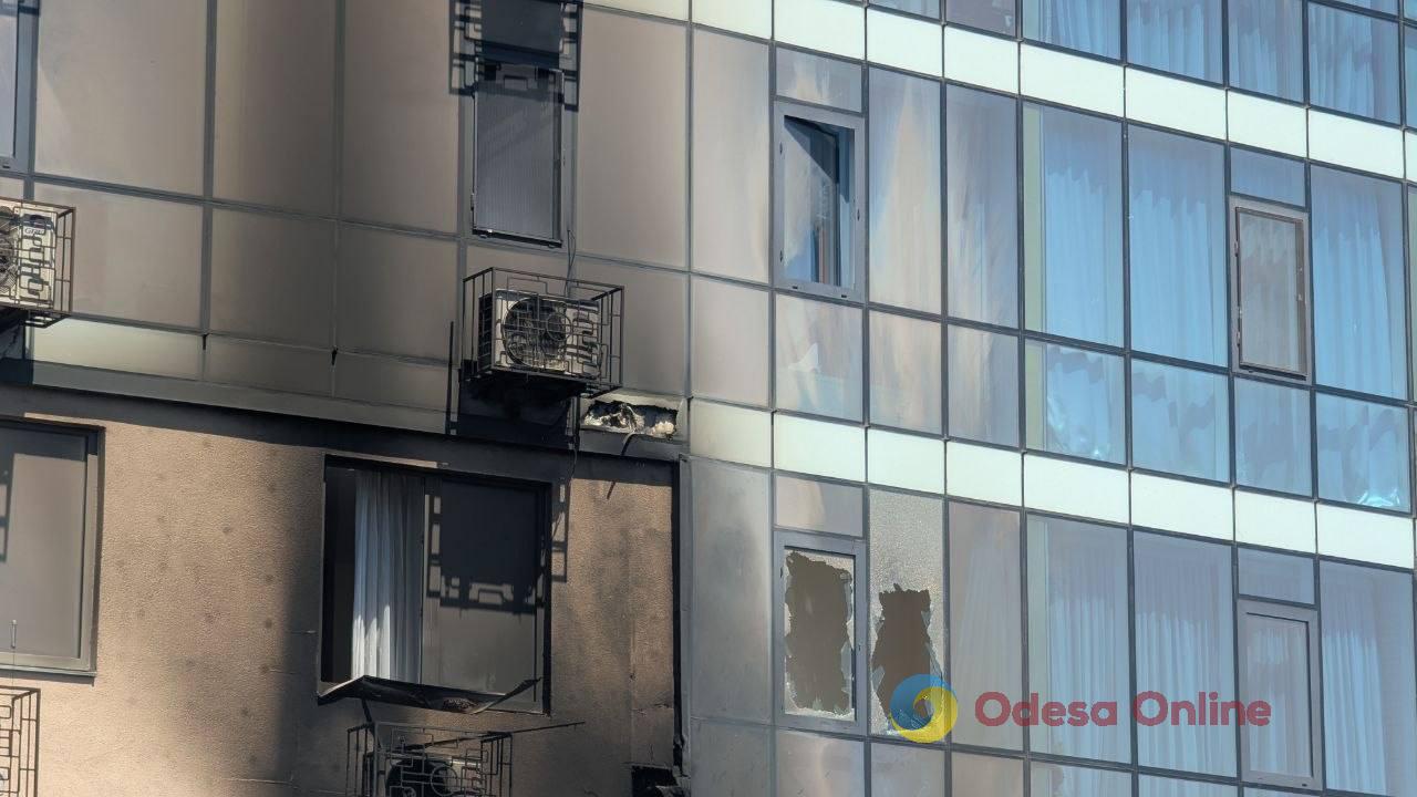 Наслідки влучання ворожого БпЛА в одеську багатоповерхівку (фото, відео) Наслідки влучання ворожого БпЛА в одеську багатоповерхівку (фото, відео)