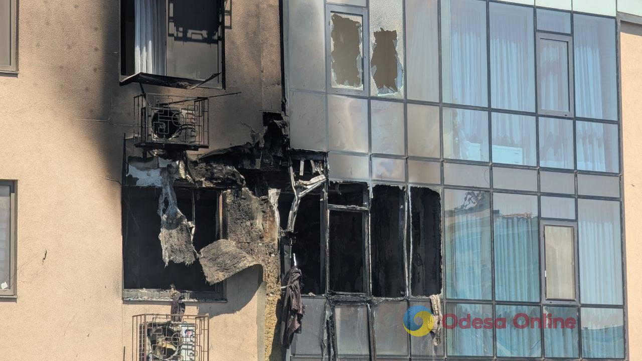 Наслідки влучання ворожого БпЛА в одеську багатоповерхівку (фото, відео) Наслідки влучання ворожого БпЛА в одеську багатоповерхівку (фото, відео)
