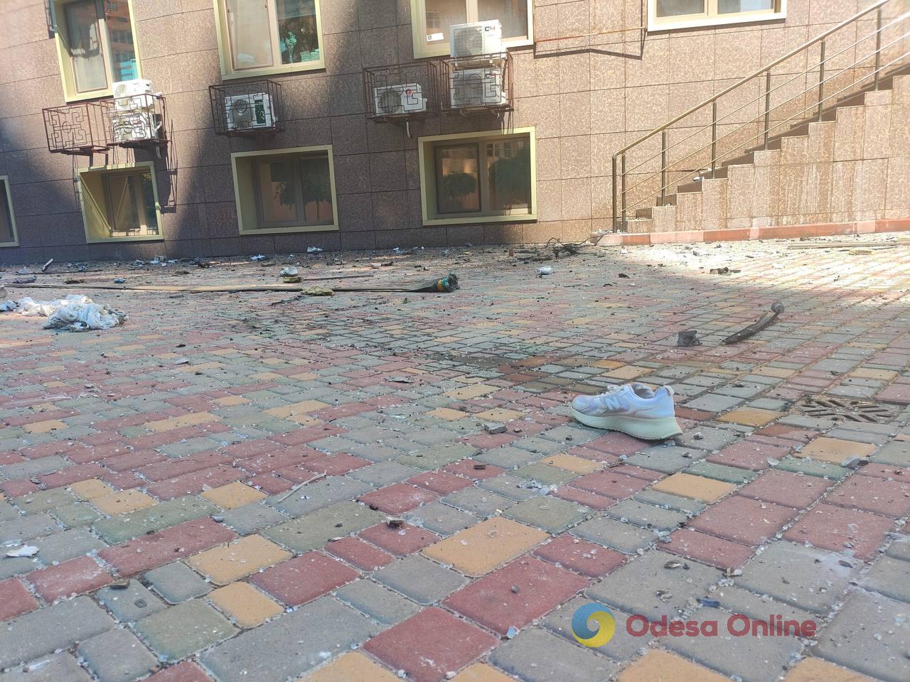 Наслідки влучання ворожого БпЛА в одеську багатоповерхівку (фото, відео) Наслідки влучання ворожого БпЛА в одеську багатоповерхівку (фото, відео)