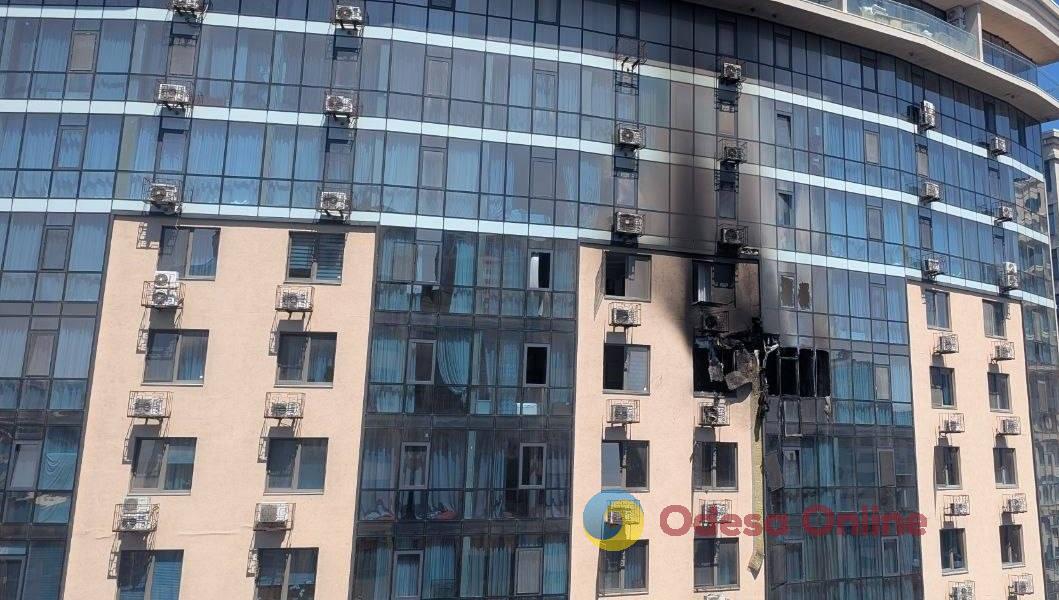 Наслідки влучання ворожого БпЛА в одеську багатоповерхівку (фото, відео) Наслідки влучання ворожого БпЛА в одеську багатоповерхівку (фото, відео)