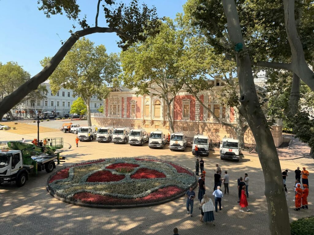 Одеса отримала від Японії вісім гідропромивних машин для комунальних служб Одесса получила от Японии восемь гидропромывочных машин для коммунальных служб