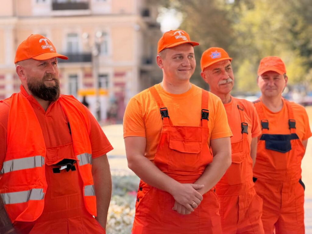 Одеса отримала від Японії вісім гідропромивних машин для комунальних служб Одесса получила от Японии восемь гидропромывочных машин для коммунальных служб