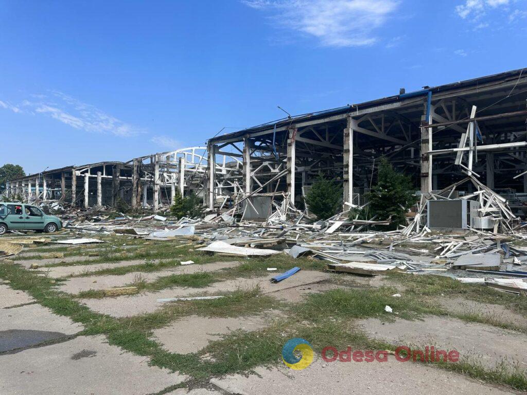 Поранені люди, пожежа та масштабні руйнування: фоторепортаж з місця удару по Одещині Раненые люди, пожар и масштабные разрушения: фоторепортаж с места удара по Одесской области