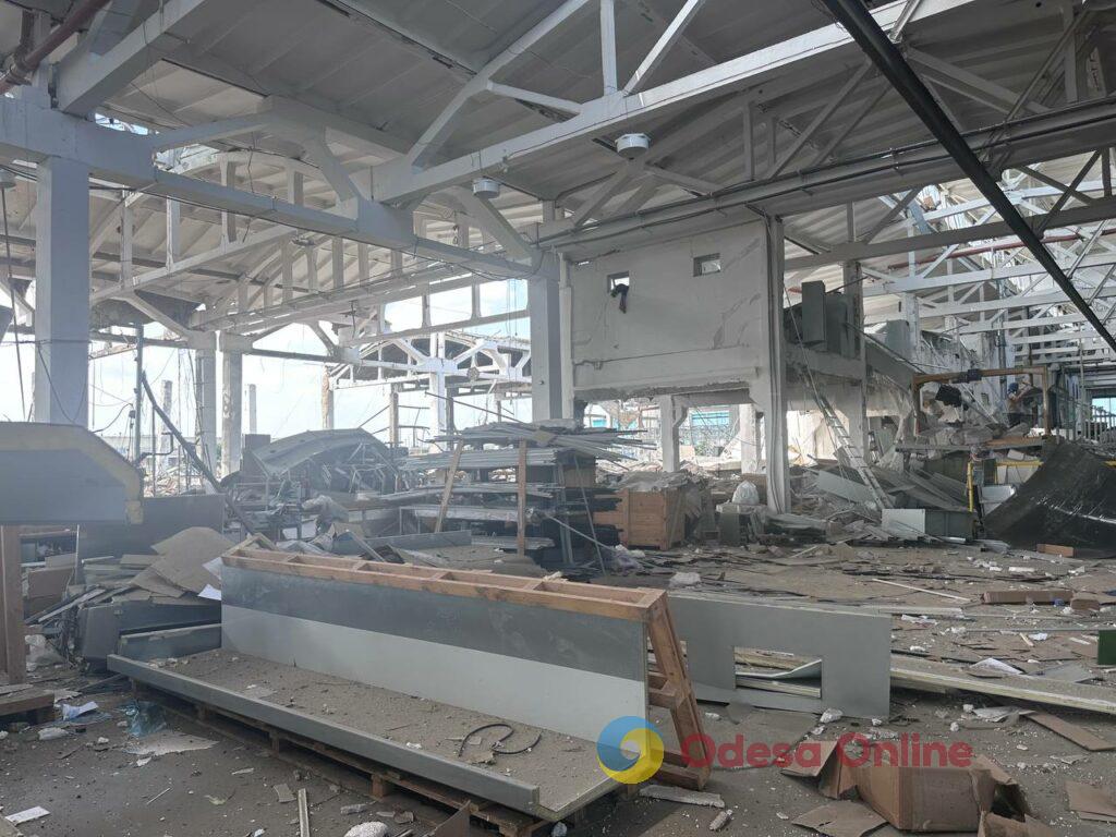 Поранені люди, пожежа та масштабні руйнування: фоторепортаж з місця удару по Одещині Раненые люди, пожар и масштабные разрушения: фоторепортаж с места удара по Одесской области