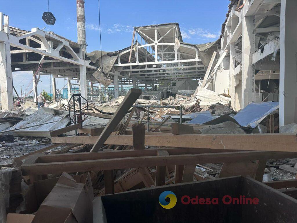 Поранені люди, пожежа та масштабні руйнування: фоторепортаж з місця удару по Одещині Раненые люди, пожар и масштабные разрушения: фоторепортаж с места удара по Одесской области