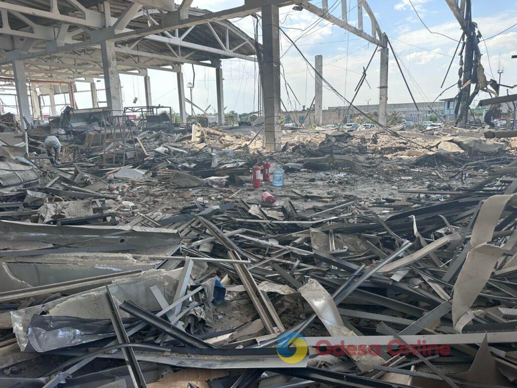 Поранені люди, пожежа та масштабні руйнування: фоторепортаж з місця удару по Одещині Раненые люди, пожар и масштабные разрушения: фоторепортаж с места удара по Одесской области