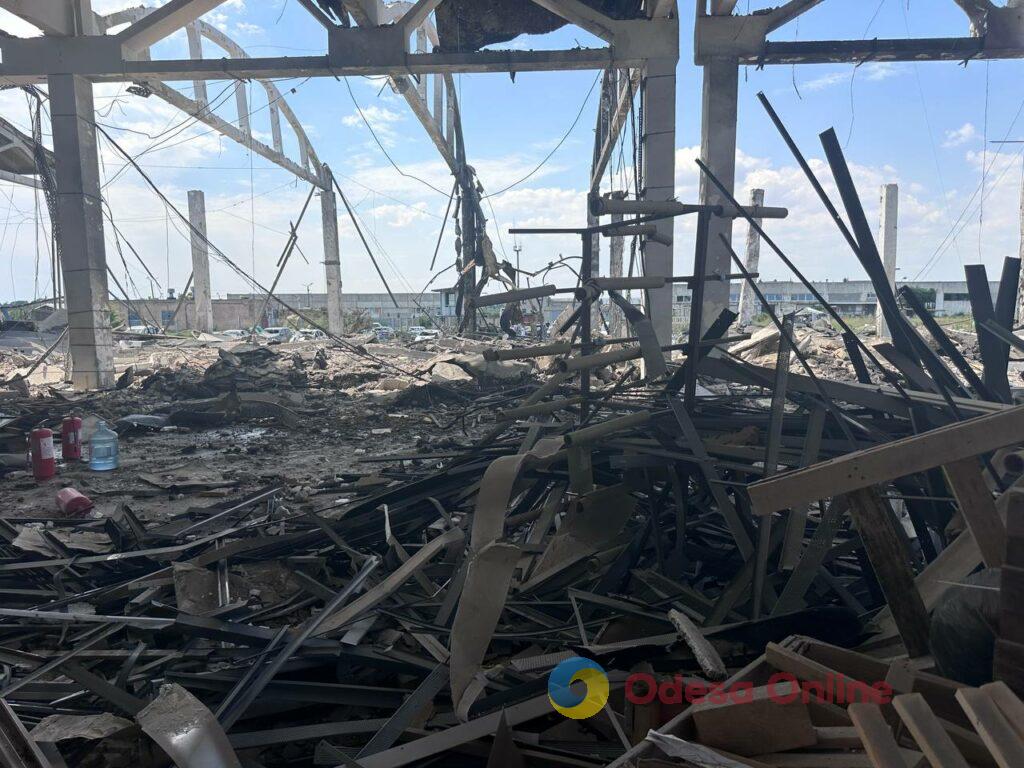 Поранені люди, пожежа та масштабні руйнування: фоторепортаж з місця удару по Одещині Раненые люди, пожар и масштабные разрушения: фоторепортаж с места удара по Одесской области