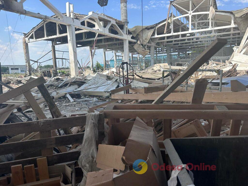 Поранені люди, пожежа та масштабні руйнування: фоторепортаж з місця удару по Одещині Раненые люди, пожар и масштабные разрушения: фоторепортаж с места удара по Одесской области