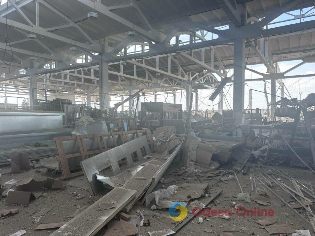 Поранені люди, пожежа та масштабні руйнування: фоторепортаж з місця удару по Одещині Раненые люди, пожар и масштабные разрушения: фоторепортаж с места удара по Одесской области