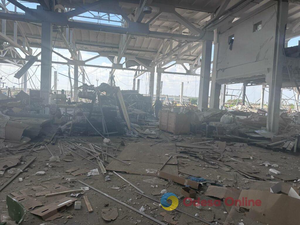 Поранені люди, пожежа та масштабні руйнування: фоторепортаж з місця удару по Одещині Раненые люди, пожар и масштабные разрушения: фоторепортаж с места удара по Одесской области