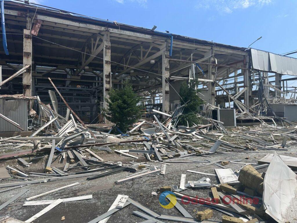 Поранені люди, пожежа та масштабні руйнування: фоторепортаж з місця удару по Одещині Раненые люди, пожар и масштабные разрушения: фоторепортаж с места удара по Одесской области