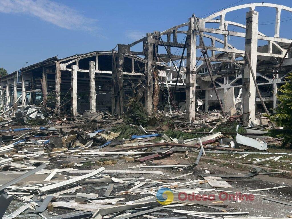 Поранені люди, пожежа та масштабні руйнування: фоторепортаж з місця удару по Одещині Раненые люди, пожар и масштабные разрушения: фоторепортаж с места удара по Одесской области
