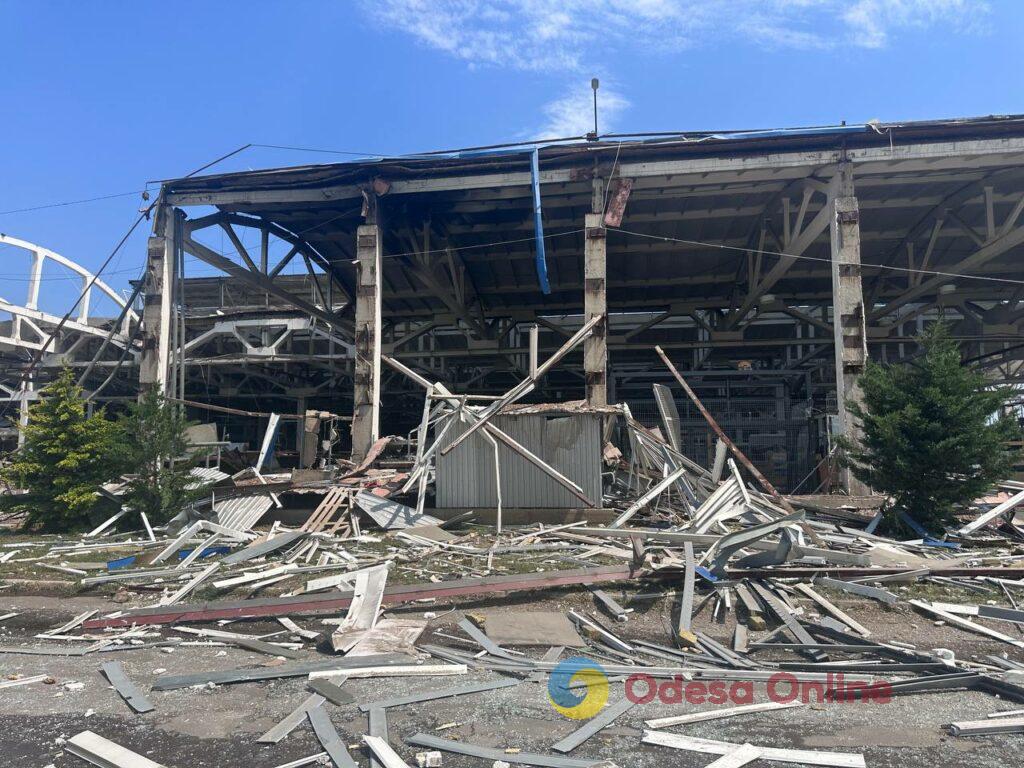 Поранені люди, пожежа та масштабні руйнування: фоторепортаж з місця удару по Одещині Раненые люди, пожар и масштабные разрушения: фоторепортаж с места удара по Одесской области