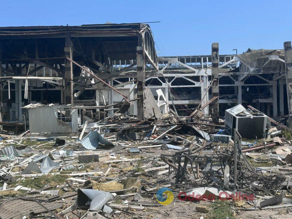 Поранені люди, пожежа та масштабні руйнування: фоторепортаж з місця удару по Одещині Раненые люди, пожар и масштабные разрушения: фоторепортаж с места удара по Одесской области