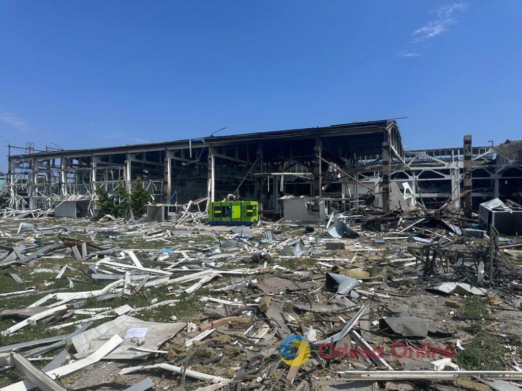 Поранені люди, пожежа та масштабні руйнування: фоторепортаж з місця удару по Одещині Раненые люди, пожар и масштабные разрушения: фоторепортаж с места удара по Одесской области