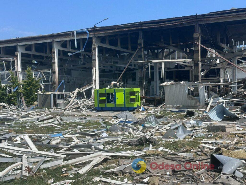 Поранені люди, пожежа та масштабні руйнування: фоторепортаж з місця удару по Одещині Раненые люди, пожар и масштабные разрушения: фоторепортаж с места удара по Одесской области