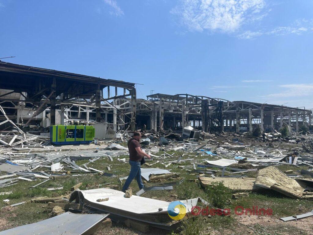 Поранені люди, пожежа та масштабні руйнування: фоторепортаж з місця удару по Одещині Раненые люди, пожар и масштабные разрушения: фоторепортаж с места удара по Одесской области