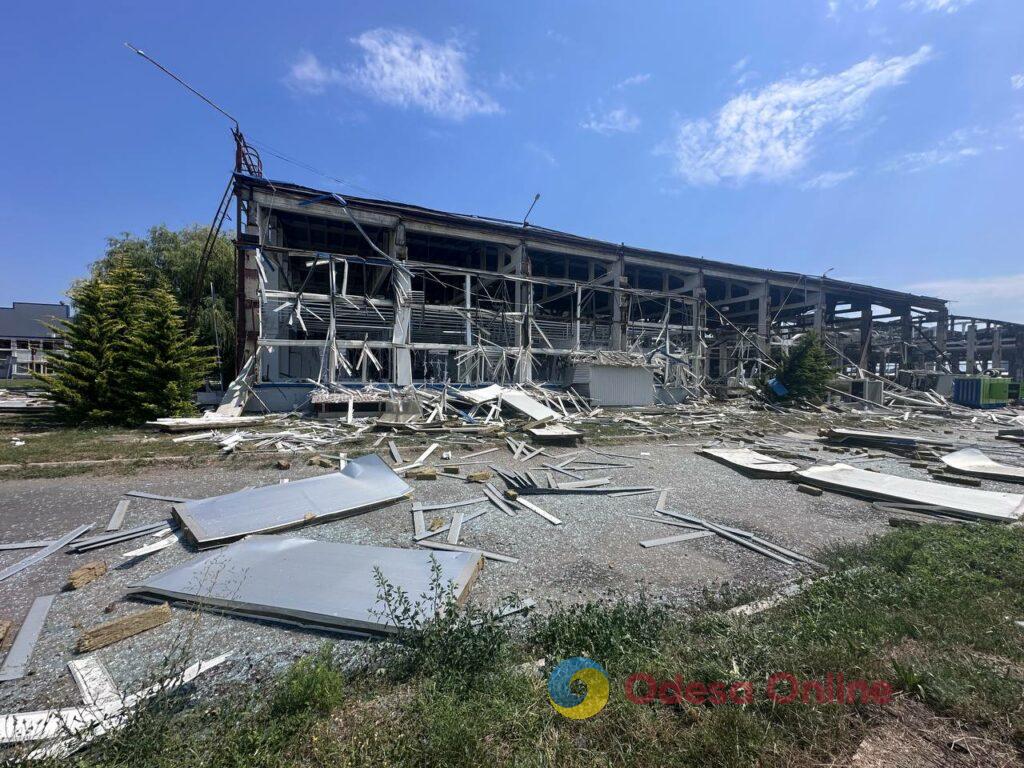 Поранені люди, пожежа та масштабні руйнування: фоторепортаж з місця удару по Одещині Раненые люди, пожар и масштабные разрушения: фоторепортаж с места удара по Одесской области