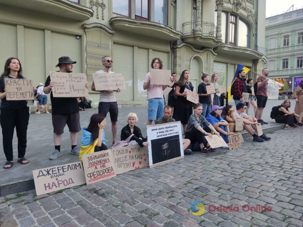 Тиждень в Одесі у світлинах: ворожі атаки, протести та життя попри все Тиждень в Одесі у світлинах: ворожі атаки, протести та життя попри все