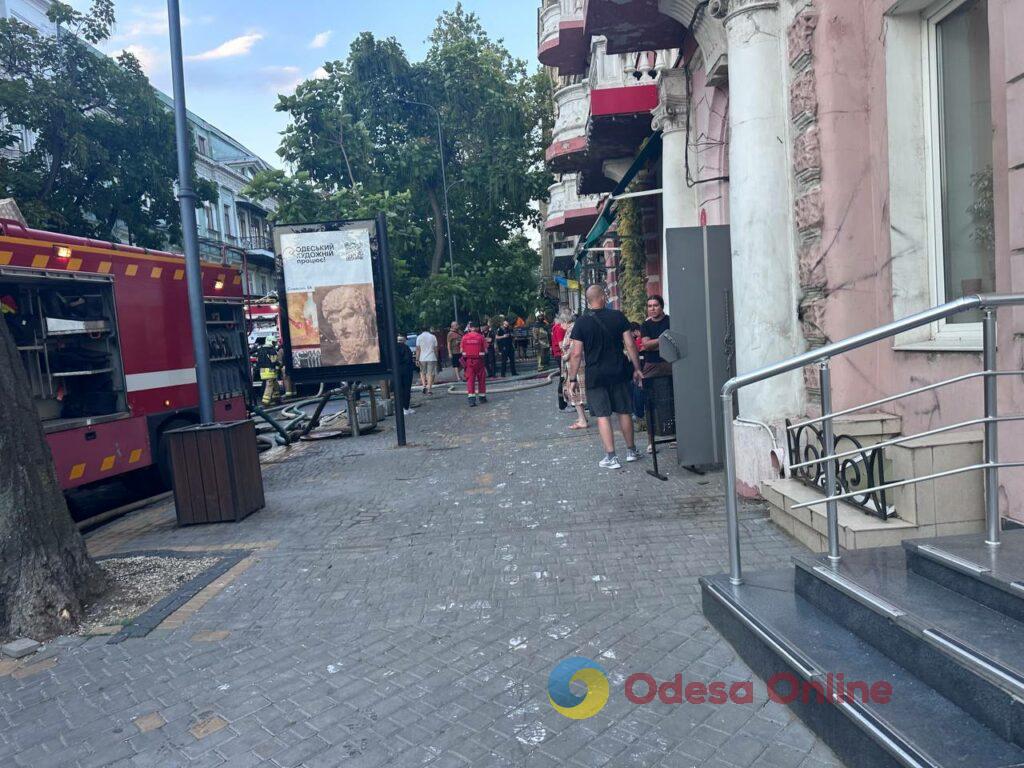 Пожежі, зруйновані будинки та постраждалі люди: Одеса оговтується від нічного обстрілу Пожары, разрушенные дома и пострадавшие люди: Одесса приходит в себя после ночного обстрела