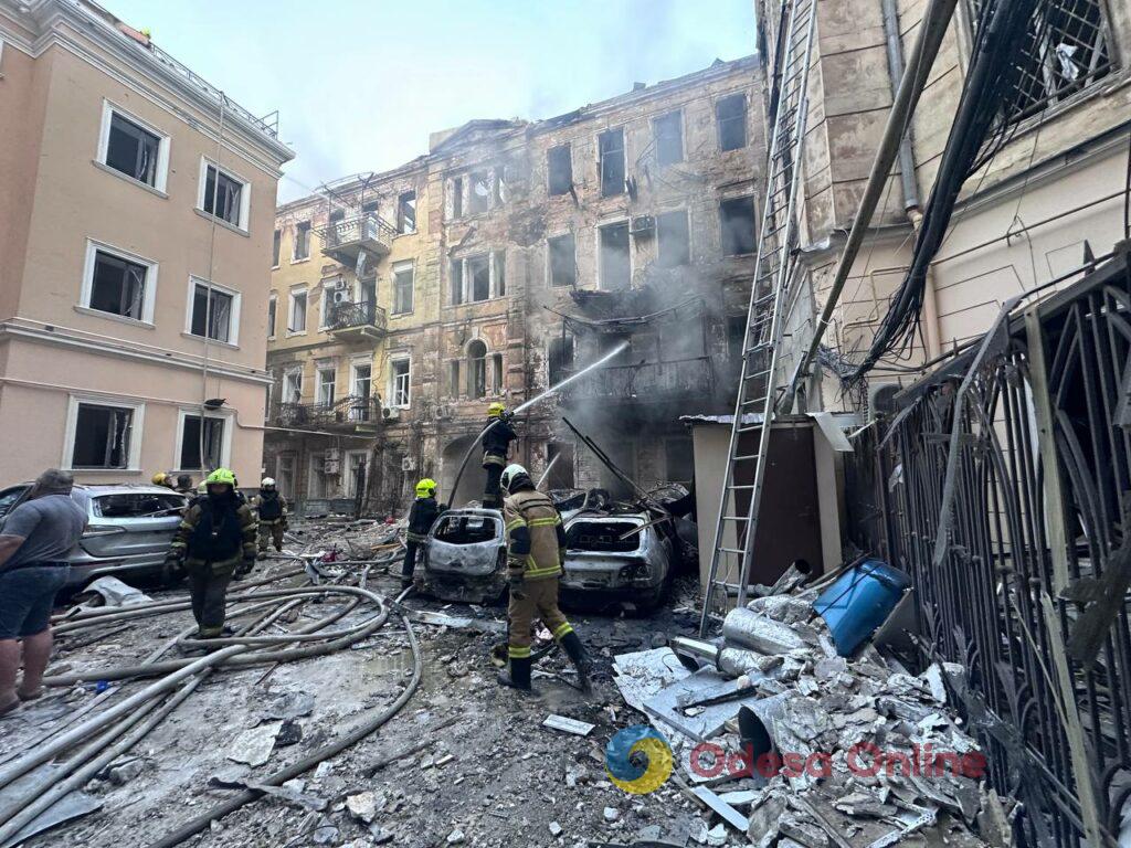 Пожежі, зруйновані будинки та постраждалі люди: Одеса оговтується від нічного обстрілу Пожары, разрушенные дома и пострадавшие люди: Одесса приходит в себя после ночного обстрела