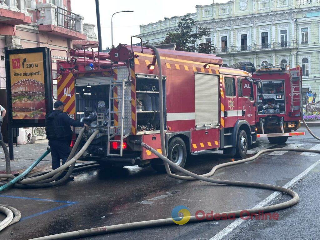 Пожежі, зруйновані будинки та постраждалі люди: Одеса оговтується від нічного обстрілу Пожары, разрушенные дома и пострадавшие люди: Одесса приходит в себя после ночного обстрела