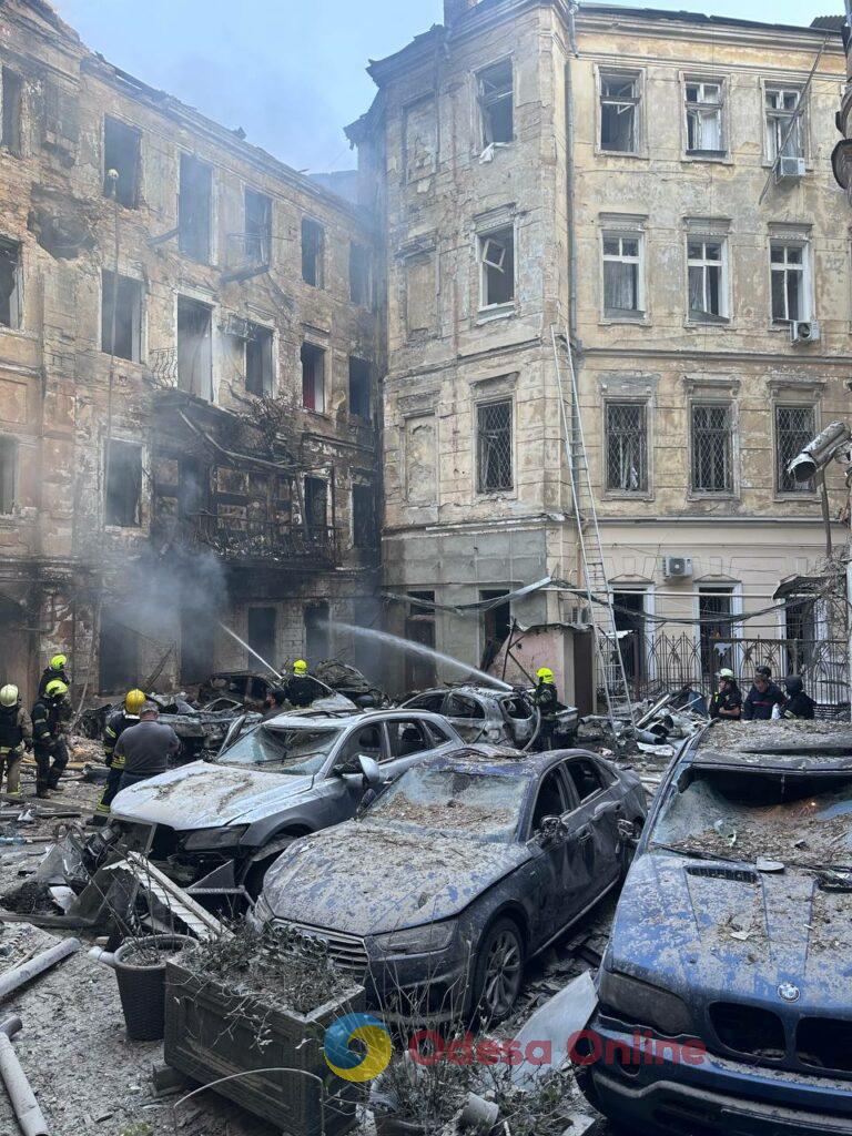 Пожежі, зруйновані будинки та постраждалі люди: Одеса оговтується від нічного обстрілу Пожары, разрушенные дома и пострадавшие люди: Одесса приходит в себя после ночного обстрела