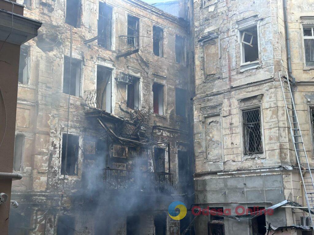 Пожежі, зруйновані будинки та постраждалі люди: Одеса оговтується від нічного обстрілу Пожары, разрушенные дома и пострадавшие люди: Одесса приходит в себя после ночного обстрела